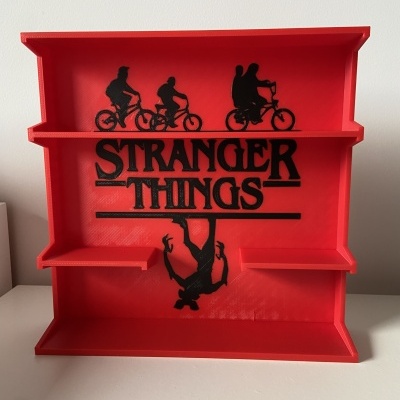 Estante vermelha de plástico com decoração Stranger Things em preto