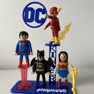 Figuras Playmobil de super-heróis DC em suporte azul com texto PLAYMOBIL
