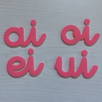 Quatro conjuntos de letras cursivas cor-de-rosa sobre fundo branco.