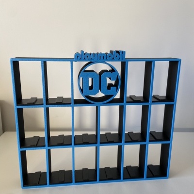 Organizador de plástico com 24 compartimentos e logotipo DC azul e preto.