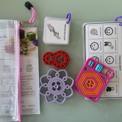 Kit de fidget toys com bolsa plástica, cartões e brinquedos sensoriais coloridos