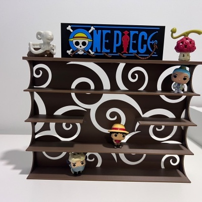 Estante castanha com figuras Pop e placa ONE PIECE