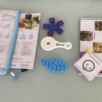 Kit de brinquedos fidget coloridos com saco de malha e cartões informativos