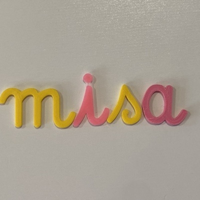 Letras decorativas coloridas formando a palavra 'misa'