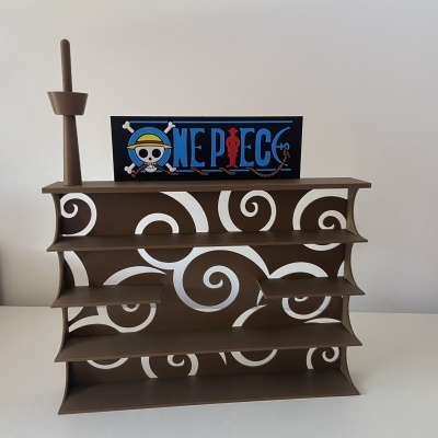 Expositor castanho decorativo com padrão branco e placa ONE PIECE