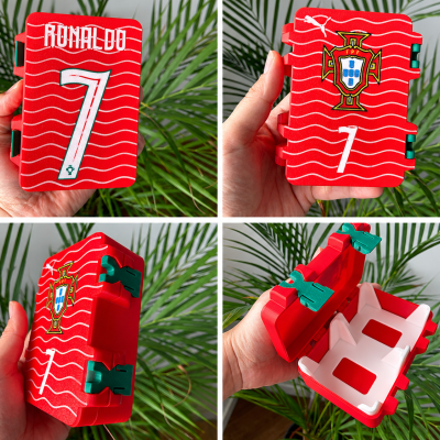 Caixa vermelha com design da seleção de futebol de Portugal e texto RONALDO 7