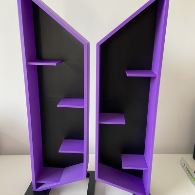 Estante dupla roxa com interior preto e base preta sobre superfície branca