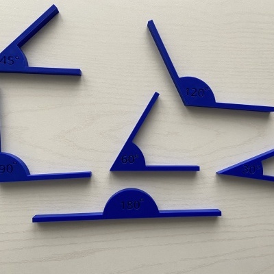 Seis esquadros azuis de plástico com diferentes ângulos numerados colocados sobre superfície clara