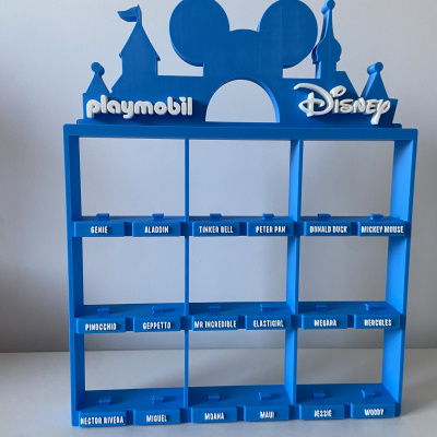 Organizador azul de plástico com formato de castelo e orelhas de Mickey, com texto playmobil e Disney, etiquetas com nomes de personagens.