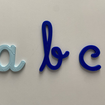 Letras de plástico coloridas em fundo branco
