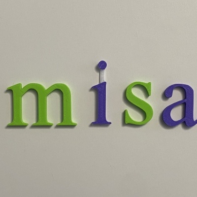 Letras plásticas coloridas formando a palavra 'misa'