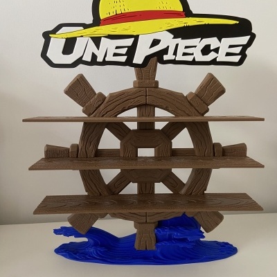 Figura decorativa leme náutico com logótipo ONE PIECE e chapéu amarelo.