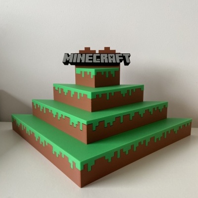 Escultura em camadas de blocos Minecraft em castanho e verde com logótipo MINECRAFT