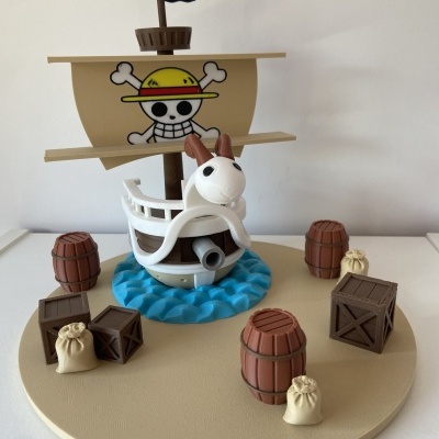 Miniatura de navio pirata com vela e caveira em plástico