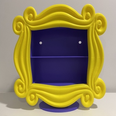 Estante decorativa amarela com interior azul e formato ondulado