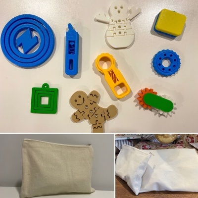 Diversas peças plásticas coloridas e duas bolsas de tecido bege