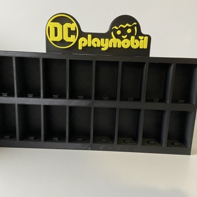 Expositor preto com 14 compartimentos e logótipo amarelo DC playmobil