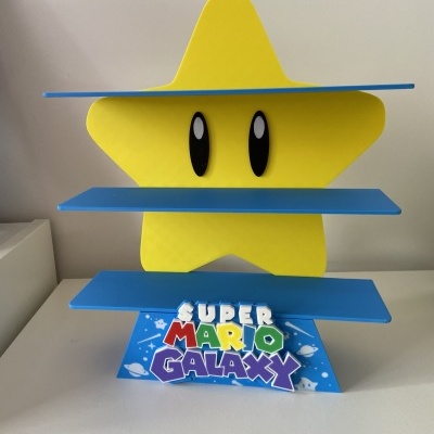 Estante estrela amarela com olhos e prateleiras azuis SUPER MARIO GALAXY