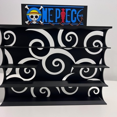 Estante preta com padrão branco e logotipo ONE PIECE colorido no topo