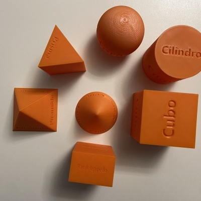 Sete formas geométricas em laranja com várias inscrições em português sobre superfície branca