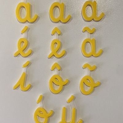 Letras amarelas com acentos em fundo branco