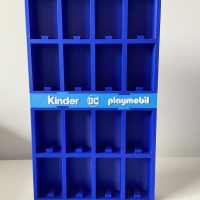 Organizador azul de plástico com 15 compartimentos e inscrições Kinder, DC, playmobil.