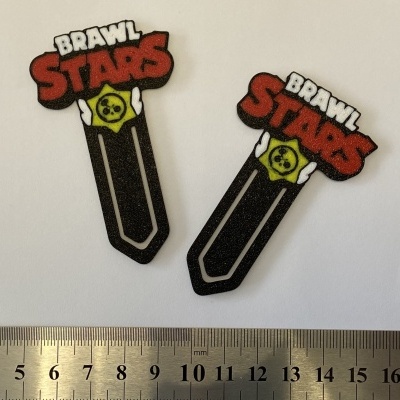 Dois marcadores de página Brawl Stars em preto e vermelho ao lado de régua