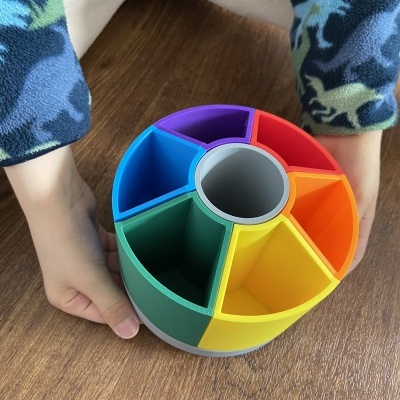 Organizador de secretária colorido com seis compartimentos em plástico