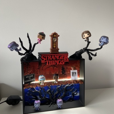 Figura coleção Stranger Things com personagens Funko Pop e cenário temático