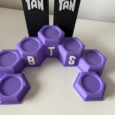 bases hexagonais roxas para treino de dedos com letras B, T, S e protetores pretos com a palavra TAN