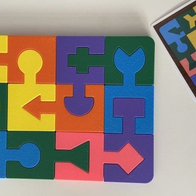 Brinquedo de puzzle de madeira colorido com peças encaixáveis e uma carta de referência.