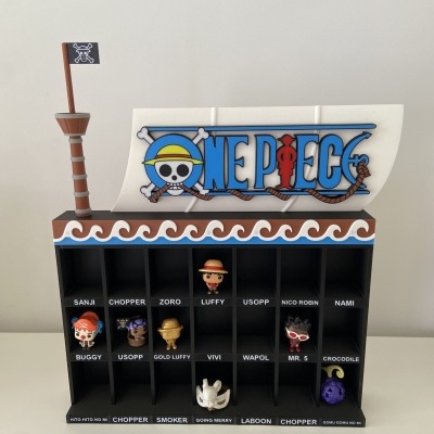 Expositor em forma de navio com mini figuras e o logo ONE PIECE na vela.