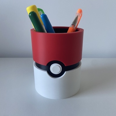 Suporte de canetas em forma de Pokébola com canetas coloridas
