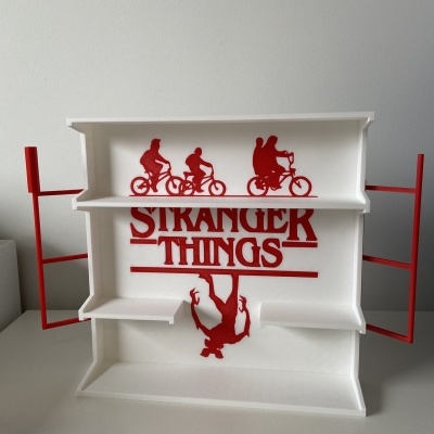 Estante branca com decoração Stranger Things vermelha