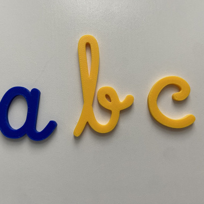 Letras de plástico coloridas a, b e c sobre fundo branco