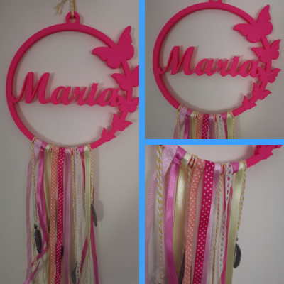 Pendurador decorativo cor-de-rosa com nome Maria e borboletas, com fitas coloridas penduradas.