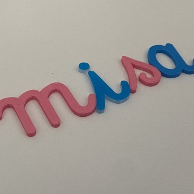 Peças decorativas de plástico coloridas formando palavra misa