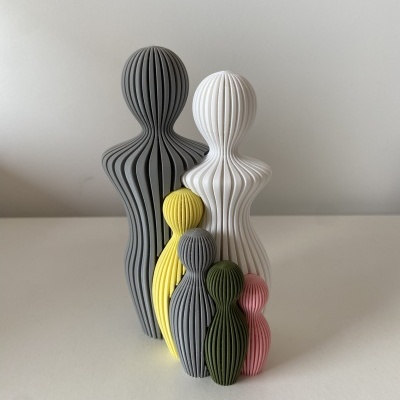 Figuras decorativas onduladas em várias cores e tamanhos sobre superfície branca