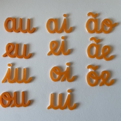 Sílabas em laranja sobre fundo branco