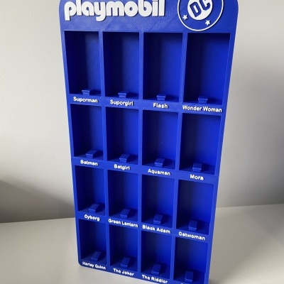 Suporte azul Playmobil DC para figuras com 16 compartimentos rotulados.