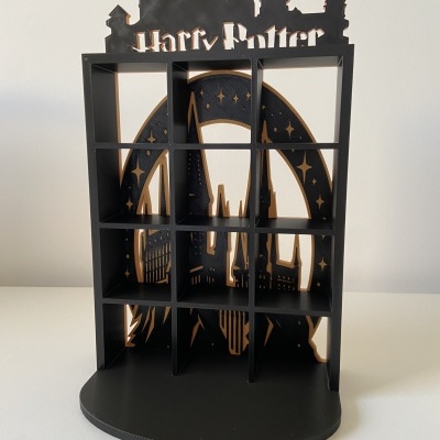 Expositor preto de madeira com tema Harry Potter e nove compartimentos