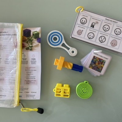 Kit Fidget Toys com bolsa, peças sensoriais coloridas e cartões laminados de emoções