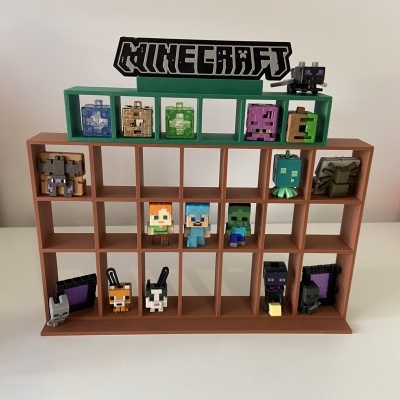 Estante com figuras colecionáveis Minecraft coloridas e placa preta com texto MINECRAFT