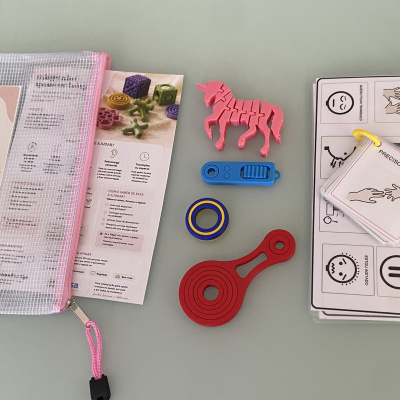 kit de fidget toys com saco branco e peças coloridas para alívio do stress