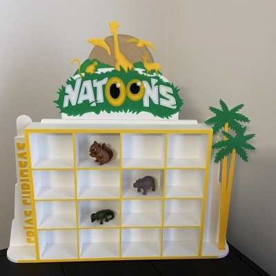 Expositor branco e amarelo com estantes, figuras de animais e palmeiras, texto NATOOONS e SUNDAY PARK