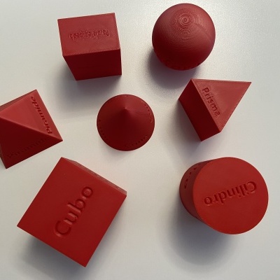 Formas geométricas vermelhas com nome em relevo sobre fundo branco