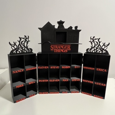 Organizador preto com nomes de personagens e texto Stranger Things vermelhos