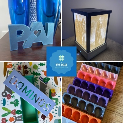 Quatro imagens: letras PAI azuis metálicas, candeeiro quadrado com figuras douradas, caixa de dominós azul, embalagens plásticas de ovos coloridas.