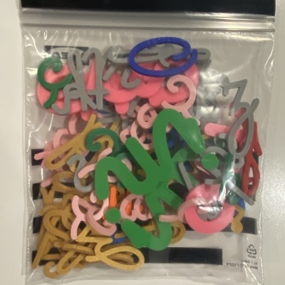 Pacote transparente com letras decorativas coloridas em plástico