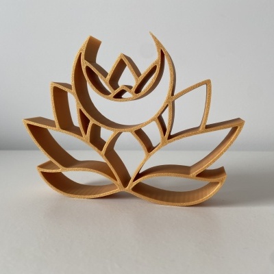 Escultura decorativa em madeira clara em forma de flor de lótus estilizada